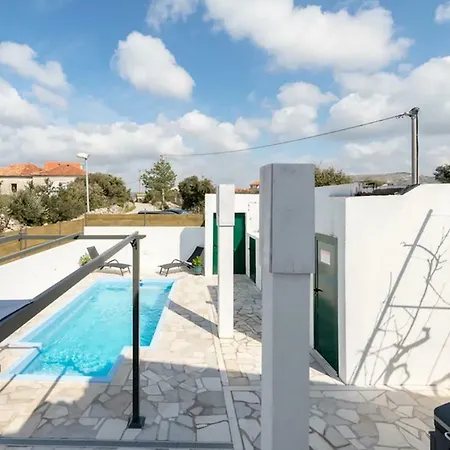 House Domino בית נופש רוגוזניצה
